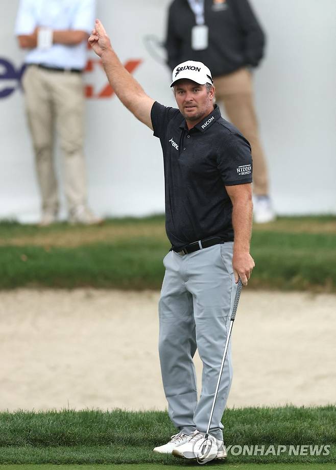 연장전 칩샷 들어가자 리액션하는 라이언 폭스 [게티이미지/AFP=연합뉴스]