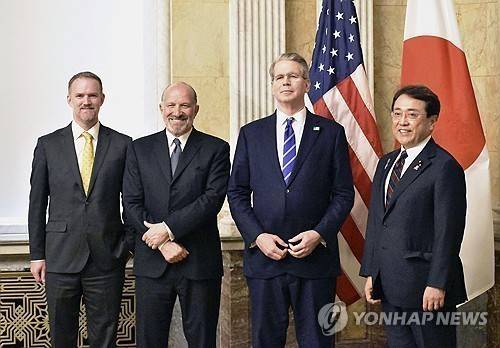 미일 2차 관세 협상  (워싱턴 교도=연합뉴스) 지난 1일(현지시간) 미국 워싱턴DC에서 열린 미국과 일본 간 2차 관세 협상에서 양국 참가자들이 기념 촬영에 응하고 있다.