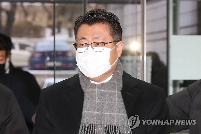 영장실질심사 출석하는 장원준 전 대표 (서울=연합뉴스) 류영석 기자 = 신풍제약 비자금 조성 의혹을 받는 장원준 전 신풍제약 대표가 27일 오전 서울 서초구 서울중앙지법에서 열린 영장실질심사에 출석하고 있다. 2023.1.27 [공동취재] ondol@yna.co.kr