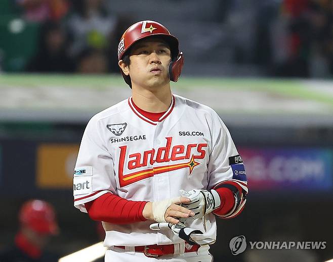 볼넷, 아쉬운 최정 (인천=연합뉴스) 임순석 기자 = 11일 인천 SSG랜더스필드에서 열린 프로야구 2025 신한 SOL 뱅크 KBO리그 KIA 타이거즈와 SSG 랜더스의 더블헤더 2차전. 7회 말 1사 상황에서 SSG 최정이 볼넷을 얻어내고 있다. 2025.5.11 soonseok02@yna.co.kr