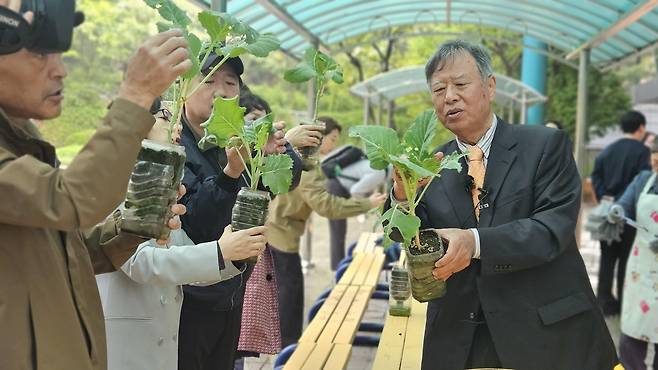 50년 만에 만난 홍순길(78) 전 성북강북교육지원청 교육장과 제자들. 2025.05.09.