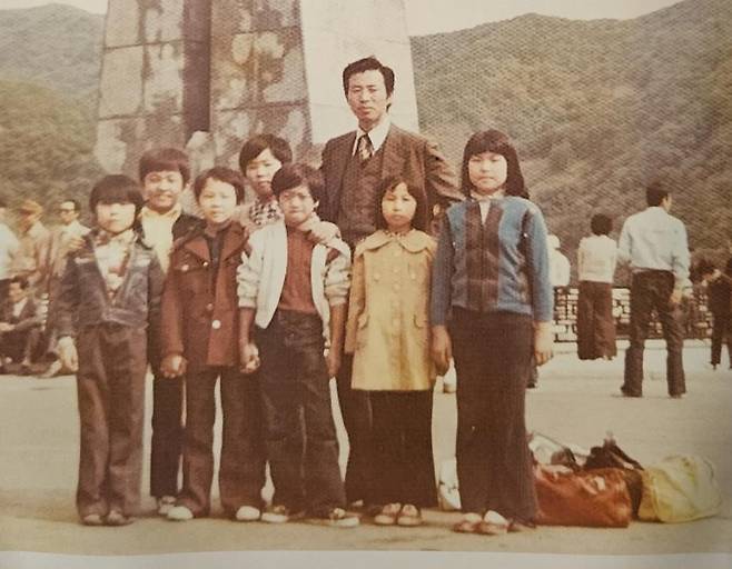 1975년 소양강댐에 함께 간 홍순길 전 성북강북교육지원청 교육장과 강남초 4학년 2반 학생들. [서울시교육청 제공]