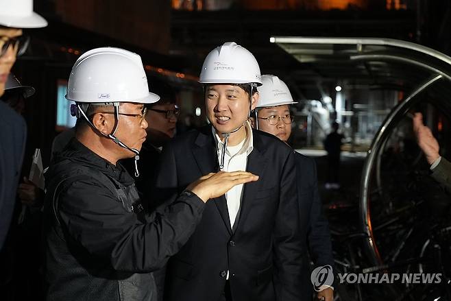 선거운동 첫날, 여수석유화학단지 방문한 이준석 후보 (서울=연합뉴스) 제21대 대통령 선거 공식 선거운동 첫날인 12일 새벽 개혁신당 이준석 대선 후보가 전남 여수시 금호피앤비화학 여수2공장을 방문해 현장을 둘러보고 있다. 2025.5.12 [개혁신당 제공. 재판매 및 DB금지] photo@yna.co.kr