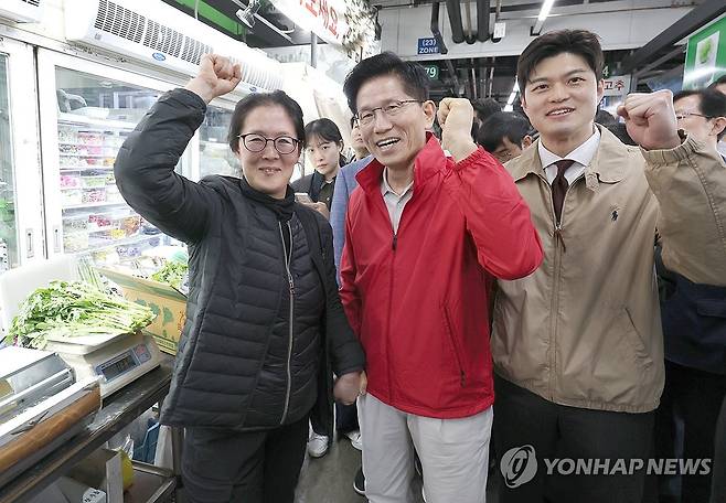 김문수 후보, 김용태 의원과 함께 선거운동 (서울=연합뉴스) 서명곤 기자 = 제21대 대통령 선거 공식 선거운동 첫날인 12일 국민의힘 김문수 대선 후보가 서울 송파구 가락시장을 방문해 상인들과 기념촬영을 하고 있다. 오른쪽은 비대위원장에 내정된 김용태 의원.  2025.5.12
    seephoto@yna.oc.kr