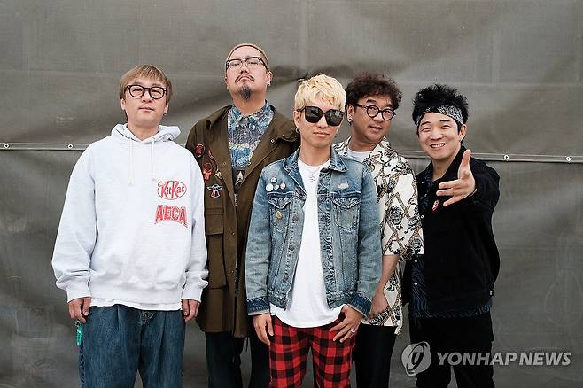 어느덧 30년 달려온 크라잉넛 (서울=연합뉴스) 류효림 기자 = 밴드 크라잉넛이 지난 8일 서울 마포구 크라잉넛 합주실에서 연합뉴스와 인터뷰에 앞서 포즈를 취하고 있다. 2025.5.12 ryousanta@yna.co.kr