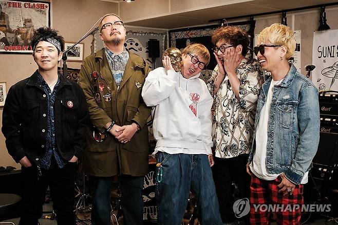 어느덧 30년 달려온 크라잉넛 (서울=연합뉴스) 류효림 기자 = 밴드 크라잉넛이 지난 8일 서울 마포구 크라잉넛 합주실에서 연합뉴스와 인터뷰에 앞서 포즈를 취하고 있다. 2025.5.12 ryousanta@yna.co.kr