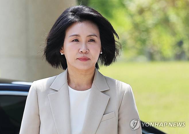 항소심 선고공판 출석하는 김혜경 씨 (수원=연합뉴스) 홍기원 기자 = 공직선거법 위반 혐의로 기소돼 1심에서 벌금형을 선고받은 더불어민주당 이재명 대선후보 배우자 김혜경 씨가 12일 경기도 수원시 영통구 수원고등법원에서 열린 항소심 선고공판에 출석하고 있다. 
    김씨는 이재명 대선후보가 경기도지사이던 2021년 8월 2일 서울 모 식당에서 민주당 전·현직 국회의원 배우자 3명, 자신의 운전기사와 수행원 등 모두 6명에게 경기도 법인카드로 10만4천원 상당의 식사를 제공한 혐의로 지난해 2월 14일 불구속 기소돼 1심에서 벌금 150만원을 선고받았다. 2025.5.12 xanadu@yna.co.kr