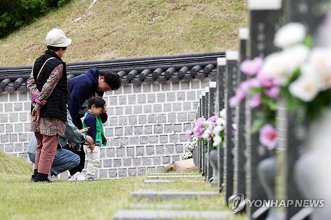 오월 영령 참배하는 시민들 [연합뉴스 자료사진]
