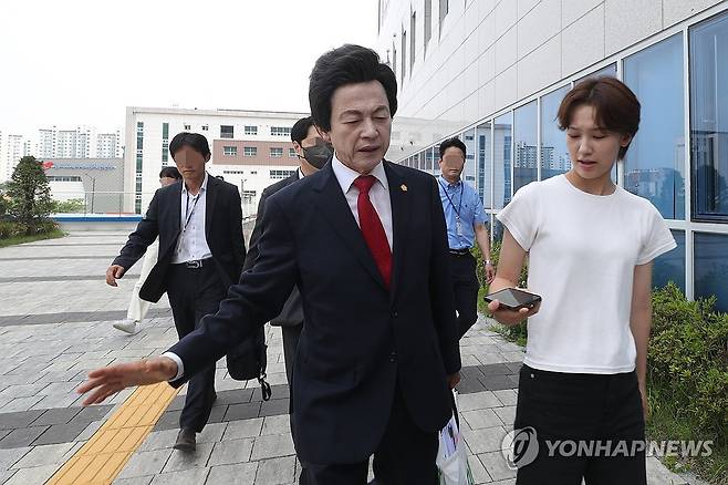 경찰 출석하는 허경영 국가혁명당 명예대표 (의정부=연합뉴스) 심민규 기자 = 본인이 운영하는 종교시설 '하늘궁'의 여성 신도들로부터 성추행 혐의 고소당한 허경영 국가혁명당 명예대표(가운데)가 12일 오후 경찰 조사를 받기 위해 경기북부경찰청에 출석하고 있다. 2024.7.12 wildboar@yna.co.kr