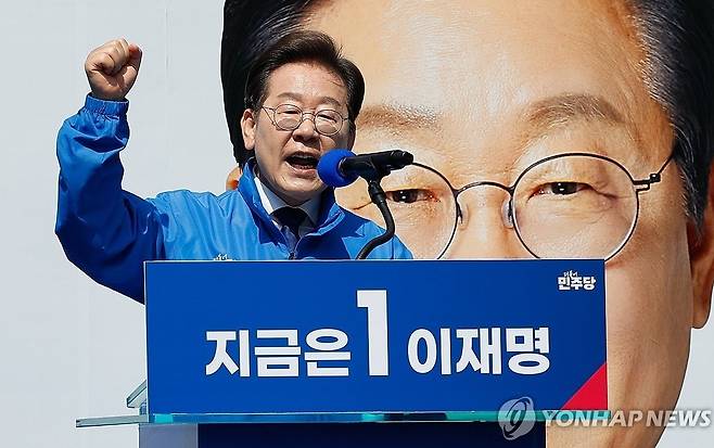 광화문에서 첫 유세 시작한 이재명 후보 (서울=연합뉴스) 김주성 기자 = 더불어민주당 이재명 대선 후보가 6·3 대통령선거 공식 선거운동 첫날인 12일 서울 광화문 청계광장에서 열린 중앙선대위 출정식 및 첫 유세에서 시민들에게 지지를 호소하고 있다. 2025.5.12 [공동취재] utzza@yna.co.kr