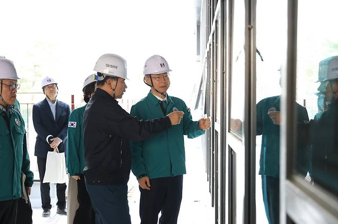 공사현장에서 시설물을 점검하는 장인홍 구청장 [구로구 제공. 재판매 및 DB 금지]