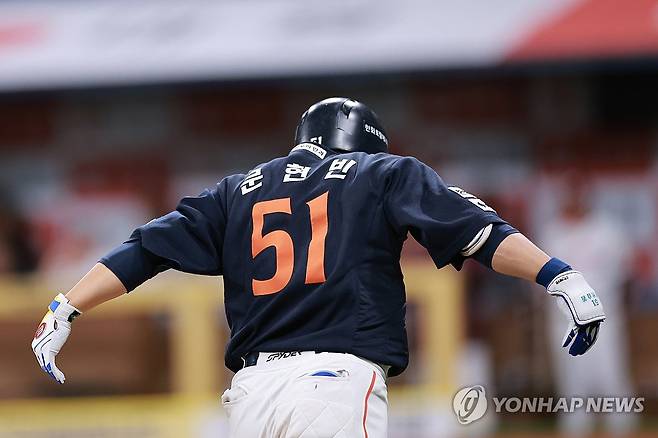 내가 독수리다 (서울=연합뉴스) 신현우 기자 = 9일 서울 고척스카이돔에서 열린 프로야구 2025 신한 SOL 뱅크 KBO리그 한화 이글스와 키움 히어로즈의 경기.
    9회초 2사 한화 문현빈이 솔로 홈런을 치고 베이스를 돌며 독수리 세리머니를 하고 있다. 2025.5.9 nowwego@yna.co.kr