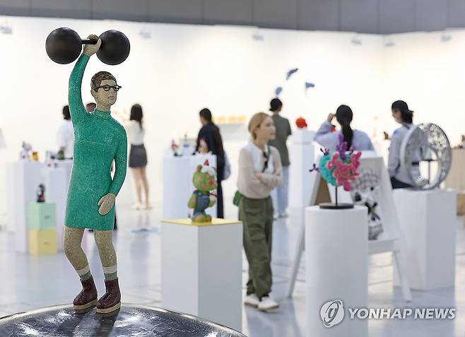 다양한 조형 작품의 세계 2024년 5월 23일 서울 강남구 코엑스에서 열린 조형아트서울2024 행사장을 찾은 작가 및 시민들이 전시 작품을 둘러보고 있다.[연합뉴스 자료사진]