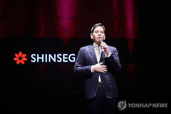 2025년 신세계그룹 신입사원 수료식 (서울=연합뉴스) 정용진 신세계그룹 회장이 지난 21일 서울 중구 신세계그룹 도심 인재개발원 신세계남산에서 열린 2025년 신세계그룹 신입사원 수료식에서 발언하고 있다. 2025.2.24 [신세계그룹 제공. 재판매 및 DB 금지] photo@yna.co.kr