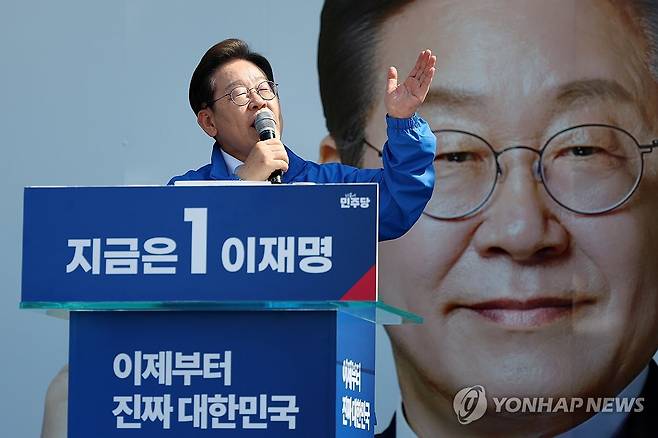 연설하는 이재명 후보 (화성=연합뉴스) 김주성 기자 = 더불어민주당 이재명 대선 후보가 6·3 대통령선거 공식 선거운동 첫날인 12일 경기 화성시 동탄 센트럴파크 음악분수중앙광장 유세장에서 연설하고 있다. 2025.5.12 [공동취재] utzza@yna.co.kr
