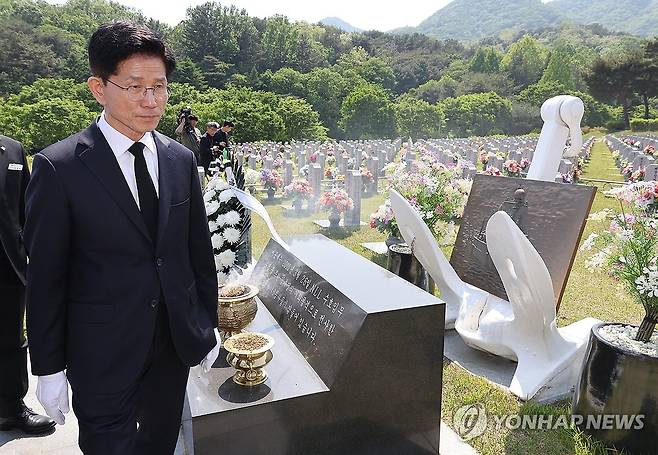 천안함 46용사 묘역 참배하는 김문수 후보 (대전=연합뉴스) 박동주 기자 = 국민의힘 김문수 대선 후보가 12일 국립대전현충원 천안함 46용사 묘역에서 참배하고 있다. 2025.5.12 pdj6635@yna.co.kr