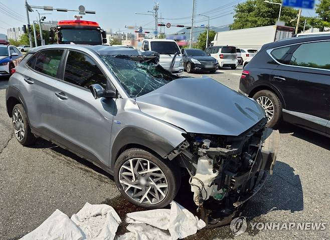 울산서 버스가 SUV 들이받아 19명 중경상 (울산=연합뉴스) 12일 오후 2시 33분께 울산 북구 호계동 상안교사거리 인근에서 통근버스가 소형 스포츠유틸리티차(SUV)와 부딪혀 19명이 중경상을 입었다. 사진은 사고가 난 소형 스포츠유틸리티차(SUV). 2025.5.12 [울산경찰청 제공. 재판매 및 DB 금지] jjang23@yna.co.kr
