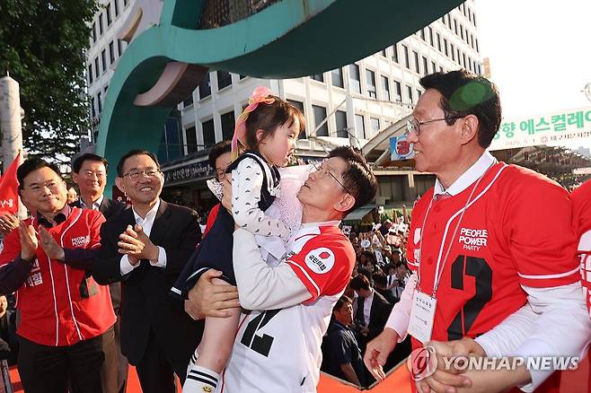 서문시장서 인사하는 김문수 후보 (대구=연합뉴스) 박동주 기자 = 국민의힘 김문수 대선 후보가 12일 대구 서문시장에서 어린이를 안으며 인사하고 있다. 2025.5.12 [공동취재] pdj6635@yna.co.kr