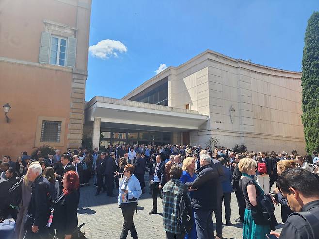 새 교황 기자회견 열린 바오로 6세 홀 (바티칸=연합뉴스) 신창용 특파원 = 12일(현지시간) 바티칸 바오로 6세 홀에서 진행된 새 교황 레오 14세의 기자회견이 끝난 뒤 전 세계 언론인들이 홀 앞에 모여 있다. 2025.05.12 changyong@yna.co.kr