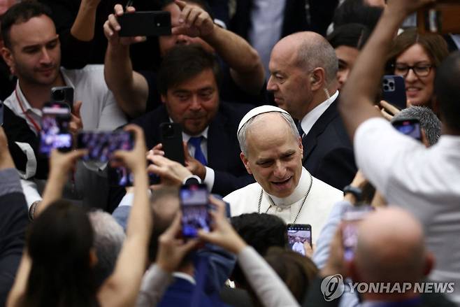 교황 향한 열띤 관심 (바티칸 로이터=연합뉴스) 레오 14세 교황이 12일(현지시간) 바오로 6세 홀에서 열린 첫 기자회견을 마친 뒤 참석한 언론인과 대화하고 있다. 2025.05.12 photo@yna.co.kr