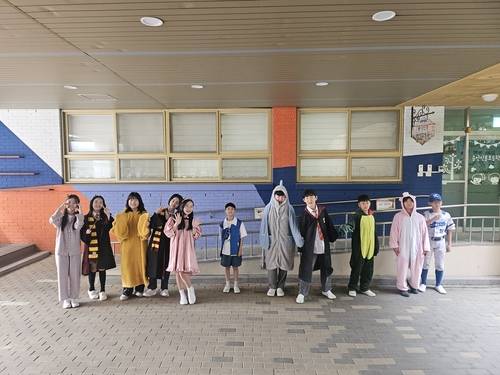 ‘코스프레 데이로, 학생들의 개성을 뽐냅니다’ 용인신봉초 코스프레 데이./용인 신봉초 제공