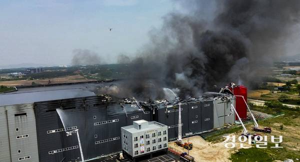 13일 이천시 부발읍 한 대형 물류창고에서 화재가 발생해 소방당국이 진화작업을 벌이고 있다. 해당 화재로 소방당국은 한때 대응 2단계를 발령했으며 현재까지 인명 피해는 없는 것으로 전해졌다. 2025.5.13 /이지훈기자 jhlee@kyeongin.com