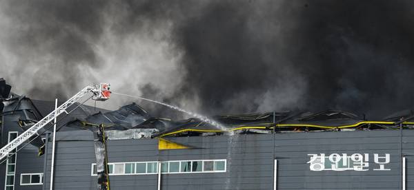 13일 이천시 부발읍 한 대형 물류창고에서 화재가 발생해 소방당국이 진화작업을 벌이고 있다. 해당 화재로 소방당국은 한때 대응 2단계를 발령했으며 현재까지 인명 피해는 없는 것으로 전해졌다. 2025.5.13 /이지훈기자 jhlee@kyeongin.com