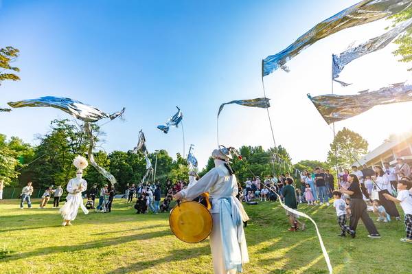 지난해 수원연극축제가 열린 경기상상캠퍼스에서 시민들이 거리공연을 즐기고 있다. /수원시 제공