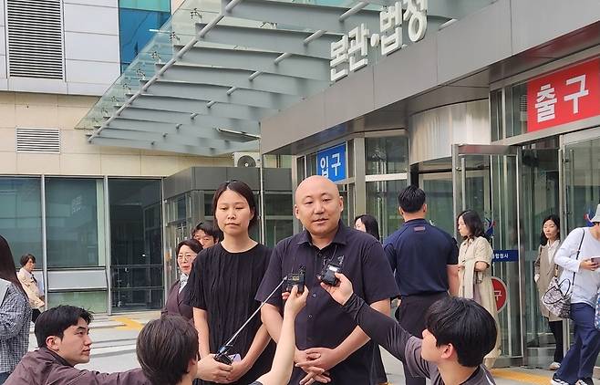 ▲ 웹툰 작가 주호민씨가 선고 이후 법정 앞에서 발언 중인 모습.