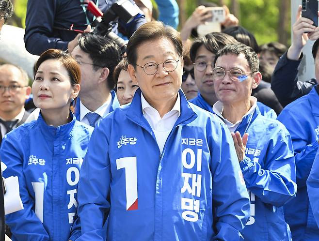 ▲ 더불어민주당 이재명 대선 후보가 12일 오후 화성시 동탄 센트럴파크 음악분수중앙광장 열린 'K반도체' 동탄 집중유세 현장에서 시민들에게 지지를 호소하고 있다. /전광현 기자 maggie@incheonilbo.com