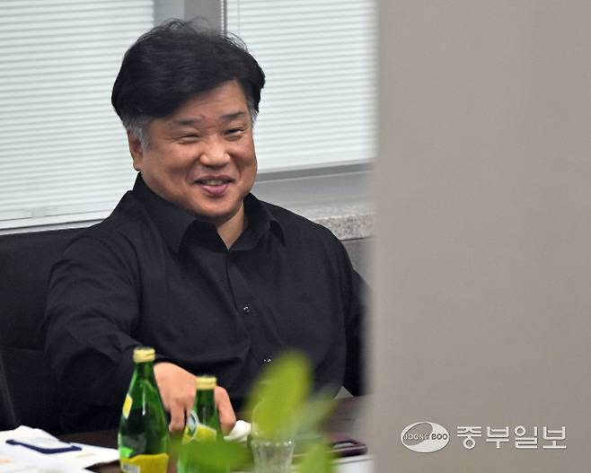 직원 성희롱 의혹이 제기된 양우식 경기도의회 운영위원장(국민의힘·비례)이 13일 오전 수원시 영통구 경기도의회 운영위원장실로 출근해 직원과 웃으며 대화를 나누고 있다. 중앙지도부인 권성동 국민의힘 비상대책위원장 권한대행은 언론 공지를 통해 양 도의원의 충격적인 성희롱 발언 논란과 관련해 당무감사위원회에 철저히 진상조사를 진행하겠다고 밝혔다. 김경민기자