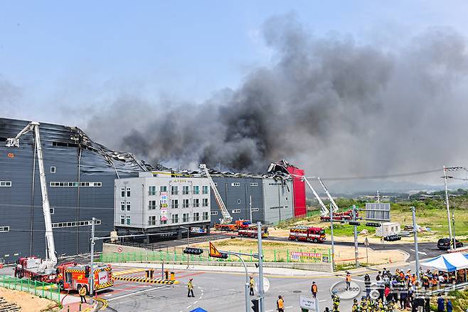 13일 오전 10시 29분께 화재가 발생한 이천시 부발읍 한 대형 물류센터에서 소방대원들이 방수포 등으로 진화 작업을 벌이고 있다. 이 불로 인한 인명 피해는 없는 것으로 파악됐다. 임채운기자