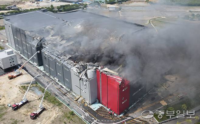 13일 오전 10시 29분께 화재가 발생한 이천시 부발읍 한 대형 물류센터에서 소방대원들이 방수포 등으로 진화 작업을 벌이고 있다. 이 불로 인한 인명 피해는 없는 것으로 파악됐다. 임채운기자