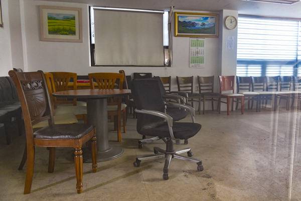 13일 수원특례시 팔달구 소재 인력사무소가 문이 닫힌 채 텅 비어 있다. 김태완 기자 lift@kihoilbo.co.kr