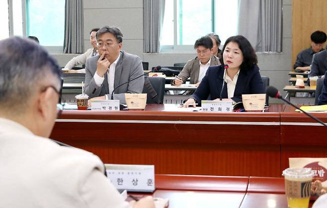 전희경 충남연구장이 13일 열린 춘계학술세미나에서 발언하고 있다. /충남연구원 제공