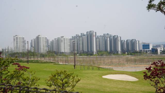 충남 내포신도시 내 조성중인 내포 퍼블릭골프장 전경. 뒤로는 주민들이 거주중인 1700세대 대단지 아파트가 조성돼 있다. 사진=박현석 기자