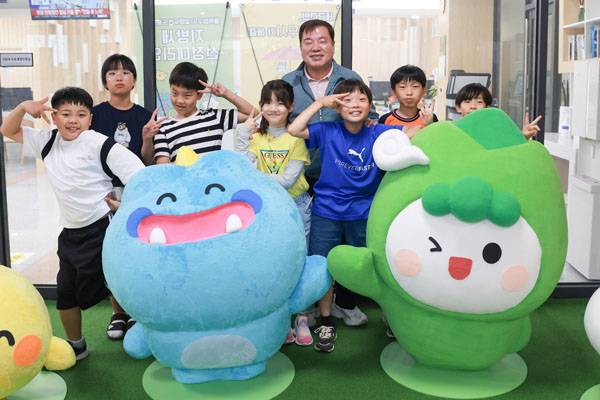 산청군이 오는 11월 30일까지 '2025년 초등학생 입학축하금 지원사업'을 추진한다. 사진은 차황초 학생들의 산청군청 방문 모습. / 산청군