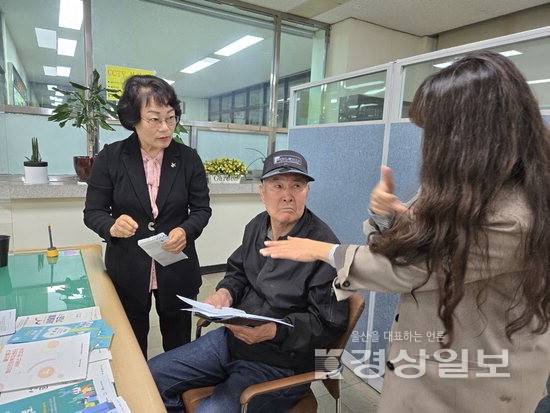▲ 지난 9일 농아인 이상천(72·중구)씨가 울산 중구 중앙동 행정복지센터에 기초수급자 증명서를 제출하는데 동행한 박현민 청각장애인 통역사, 서경숙 근로지원인 통역사가 이상천씨에게 수어통역을 하고 있다.
