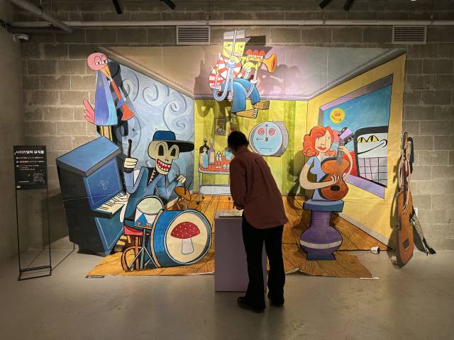 부산 수영구 광안리에서 지난해 8월 문을 연 복합문화공간 포디엄다이브 내 갤러리에서 전시 중인 짐 아비뇽 작품을 한 관객이 돌아보고 있다. 김은영 기자