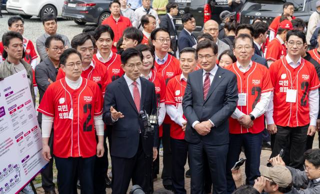 국민의힘 김문수 대선후보가 13일 남구 부산국제금융센터(BIFC)에서 산업은행 이전 관련 현장방문에 나서 부지를 살펴보고 있다. 김종진 기자 kjj1761@