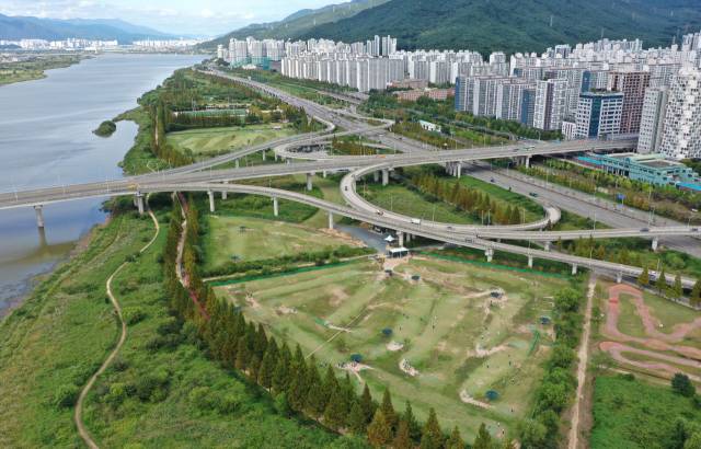 부산 북구 화명생태공원에서 시민들이 파크골프를 즐기고 있는 모습. 정종회 기자 jjh@