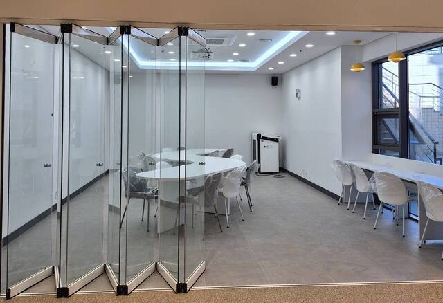 경주시가 복합문화공간으로 리모델링해 재개관하는 송화도서관 내부. 경주시 제공