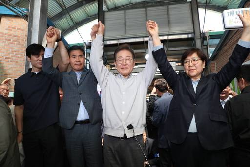 이재명 더불어민주당 대선 후보가 '골목골목 경청투어:국토종주편'에서 전북 임실시장에서 지지자들에게 인사를 하고 있다. 연합뉴스