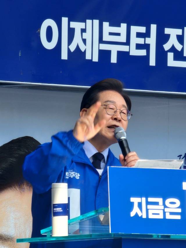 이재명 더불어민주당 대선후보가 13일 구미역 광장에서 선거유세를 하고 있다.