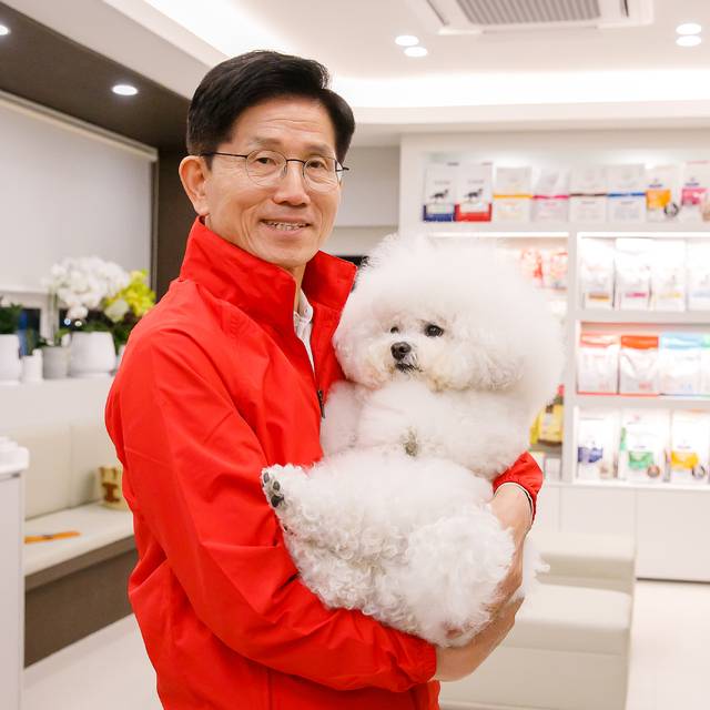 김문수 국민의힘 대선 후보가 13일 대구의 한 동물병원을 방문해 보호중인 유기견 '치토리'를 안고 있다.(사진:국민의힘 선대위 제공)