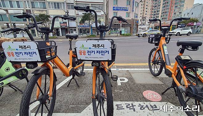 제주시가 자전거 이용 활성화를 위해 2025년 3월부터 새롭게 도입한 공공 전기자전거. [제주의소리 김정호 기자]&nbsp;ⓒ제주의소리 자료사진