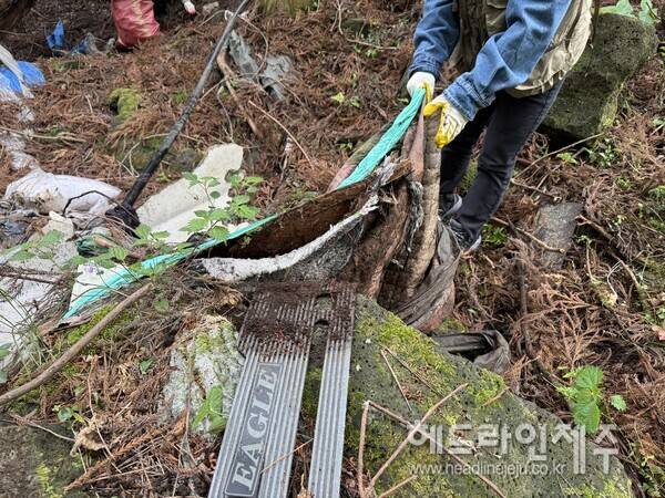구좌읍 덕천리 곶자왈 지역에 버려져 있는 생활폐기물. (사진=곶자왈사람들)
