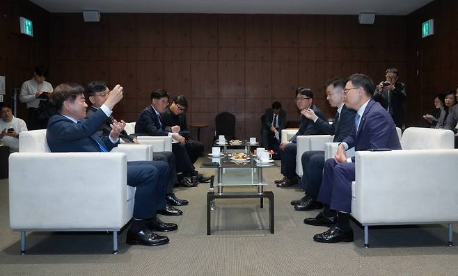 오영훈 제주특별자치도지사는 지난 12일 제주부영호텔에서 손재일 한화에어로스페이스·한화시스템 대표와 면담을 갖고, 제주 우주산업 발전 방안에 대한 의견을 나눴다.&nbsp;