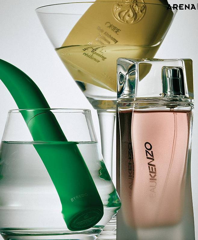 (왼쪽부터) 우수한 컬링과 지속력을 선사하는 아스트로노미컬 마스카라 15mL 6만9000원 바이레도 제품. 치아시드와 식물 기반 단백질 혼합물이 모발에 영양을 공급하는 헤어 알케미 리질리언스 샴푸 250mL 8만1000원 오리베 제품.  생동감 넘치는 물을 형상화한 보틀 속 청량하고 시원한 향을 담은 로 겐조 글래시 오 드 뚜왈렛 뿌르 팜므 50mL 9만2000원대 겐조 퍼퓸 제품.