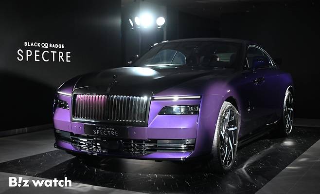 롤스로이스모터카가 13일 서울 강남구 롤스로이스모터카 서울 청담 쇼룸에서 롤스로이스 순수전기 모델 '블랙 배지 스펙터'를 국내 최초로 출시하고 있다./사진=이명근 기자 qwe123@
